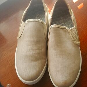 Olukai shoes size 8w light tan color